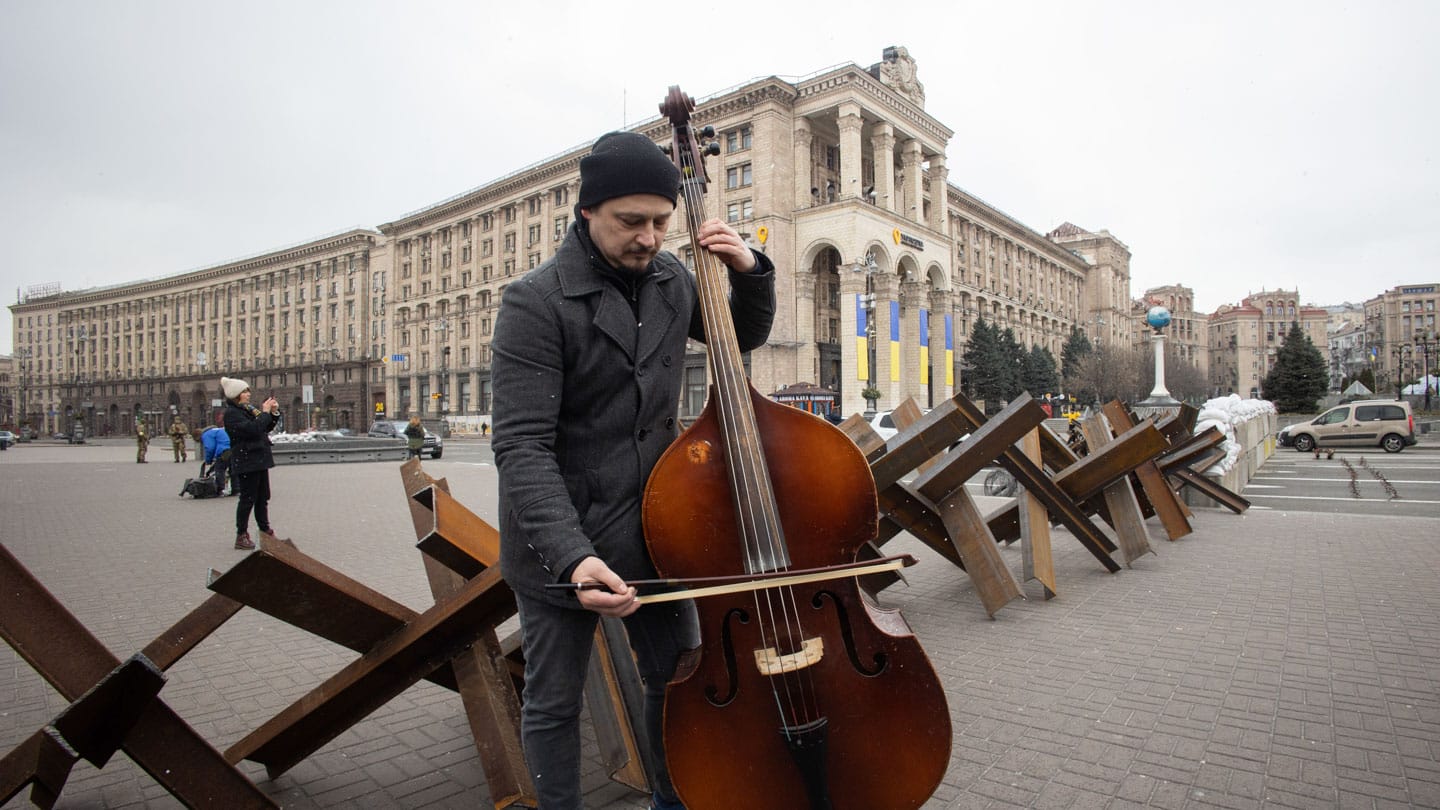 Koncert przy barykadach przeciwczołgowych w centrum Kijowa