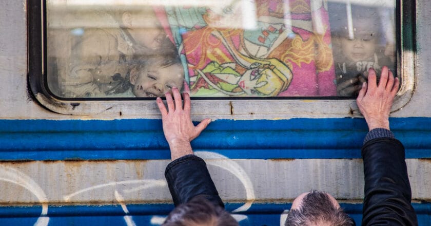 Pożegnanie dzieci w pociągu ewakuacyjnym na dworcu kolejowym w Kijowie Fot. Fotoreserg/Depositphotos