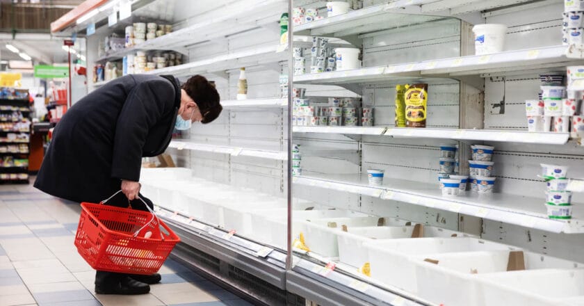 Puste półki w supermarkecie w oblężonym Kijowie Fot. palinchak/Depositphotos