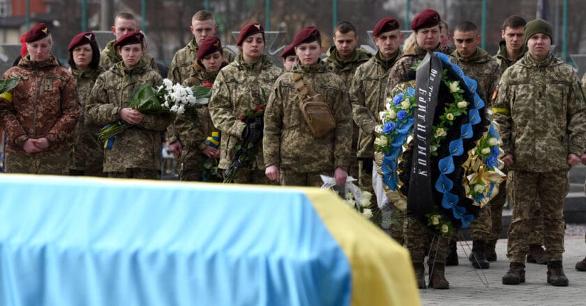 Lwów, Ukraina - 9 marca 2022 r.: Pogrzeby ukraińskich żołnierzy na cmentarzu Łyczakowskim Fot. Bumble-Dee/Depositphotos