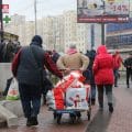 Mieszkanki i mieszkańcy Kijowa uciekają z dobytkiem