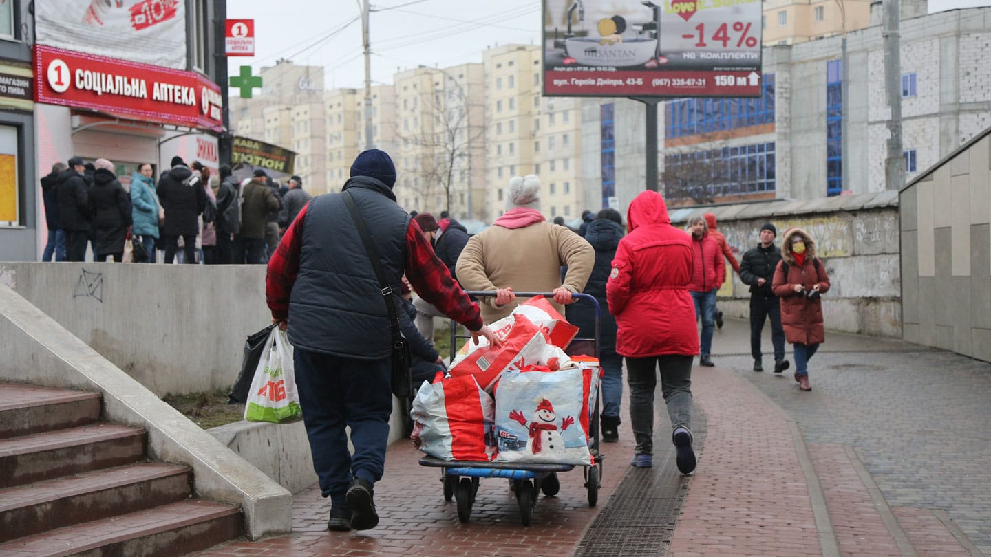 Mieszkanki i mieszkańcy Kijowa uciekają z dobytkiem