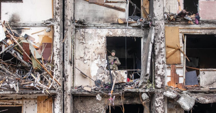 Budynek mieszkalny zniszczony w rosyjskim ataku w Kijowie Fot. palinchak/Depositphotos