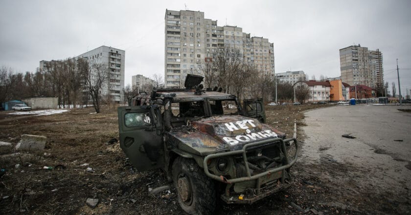 Zniszczony, rosyjski transporter w Charkowie Fot. standwithukraine/Depositphotos