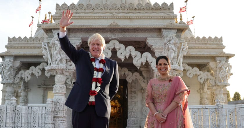 Premier Boris Johnson i ministra Priti Patel Fot. Andrew Parsons/No 10 Downing Street/flickr.com