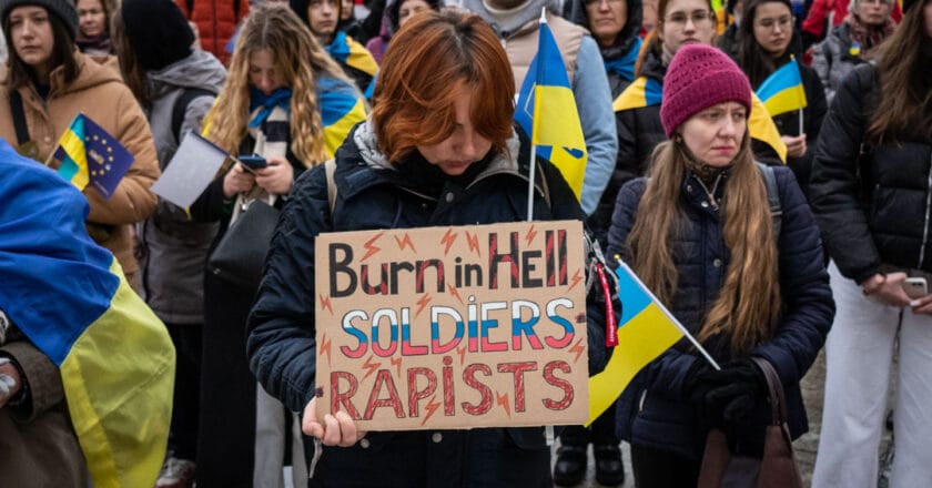 Smażcie się w piekle żołnierze gwałciciele - demonstracja antywojenna w Warszawie Fot. Jakub Szafrańskim