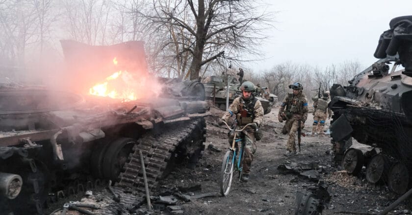 Ukraińscy żołnierze i zniszczone rosyjskie czołgi w miejscowości Lukjaniwka pod Kijowem  Fot. Oles_Navrotskyi/Depositphotos