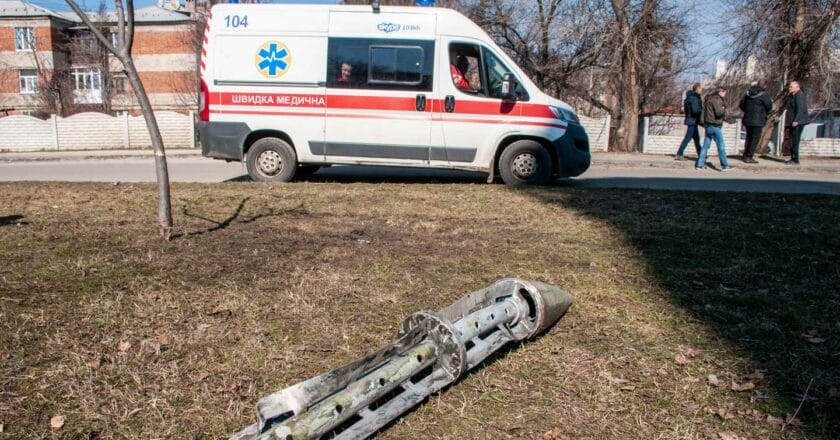 Karetka i pozostałości bomby kasetowej w Charkowie Fot. Fotoserg/depositphot