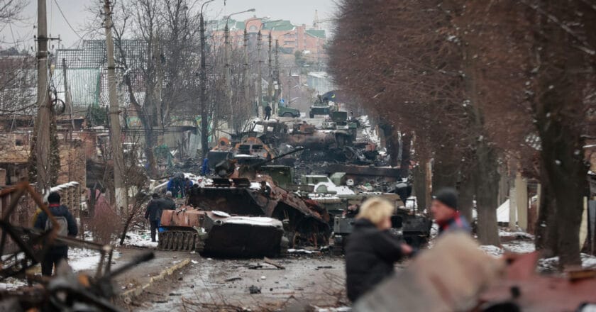 Zniszczone rosyjskie pojazdy wojskowe w miejscowości Bucza Fot. Mvs.gov.ua/Wikimedia Commons
