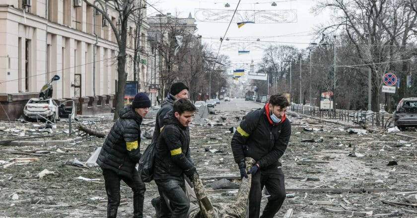 Ochotnicy zabierają ciało z ulicy w Charkowie Fot. PavelDorogoy/Depositphotos