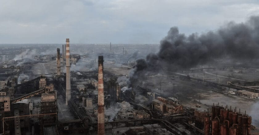 Płonące zakłady Azowstal w Mariupolu. Fot. azov.org.ua