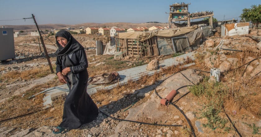 Palestyńska kobieta żyjąca w sąsiedztwie nowych, izraelskich osiedli na Zachodnim Brzegu Fot. Peter Biro/EU/ECHO
