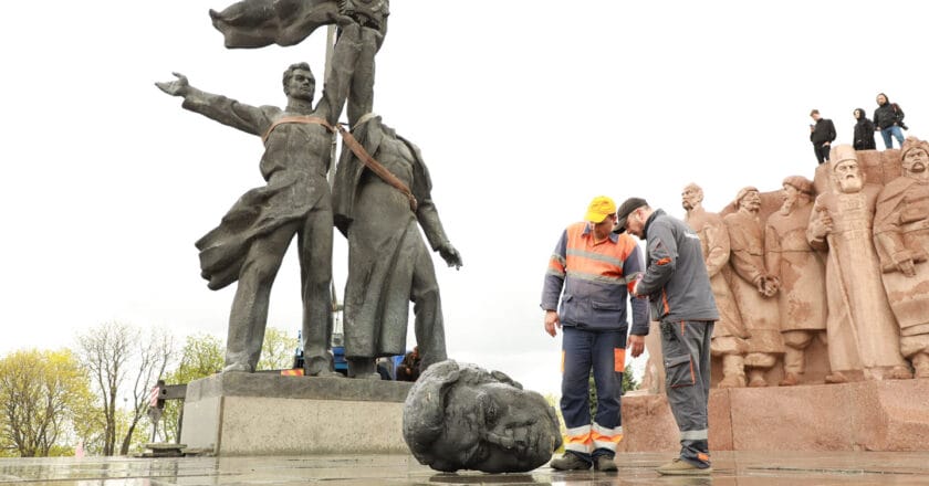 Rozbiórka Pomnika Przyjaźni Narodów w Kijowie Fot. @kyiv.city.council/Facebook.com