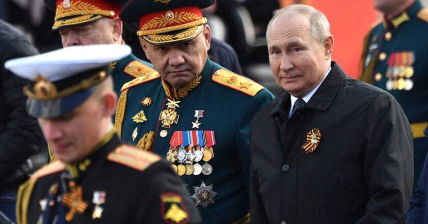 Siergiej Szojgu i Władimir Putin podczas Parady Zwycięstwa w Moskwie. Fot. kremlin.ru