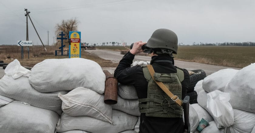 Ukraiński żołnierz na punkcie kontrolnym w miejscowości Hostroluczja Fot. Oles_Navrotskyi/Depositphotos