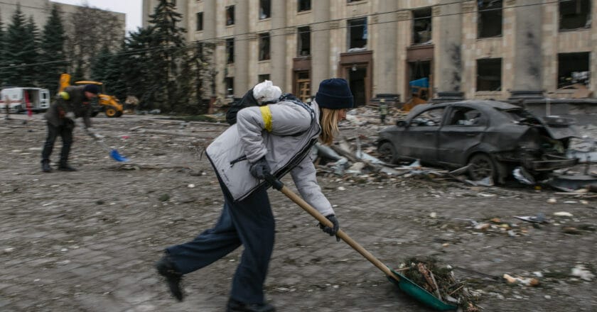 Sprzątnie zniszczeń wojennych w Charkowie. Fot. PavelDorogoy/Depositphotos