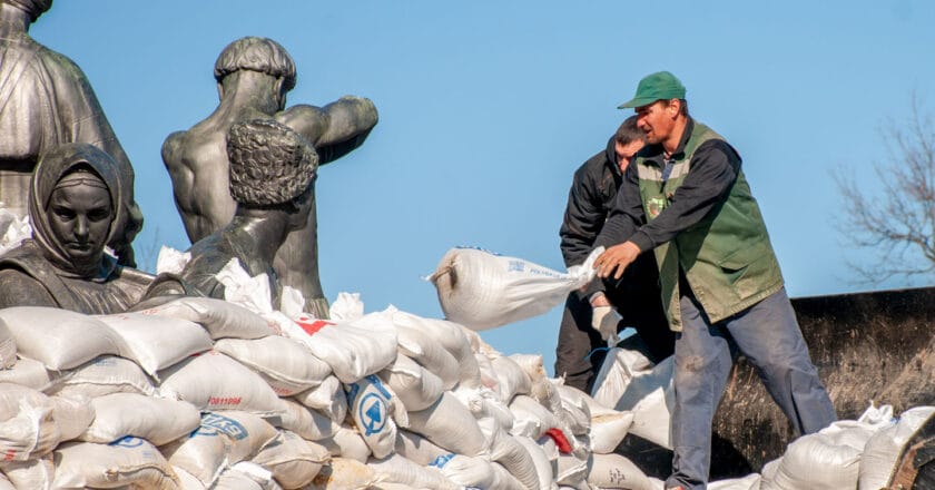 Robotnicy osłaniają pomnik workami z piaskiem w Charkowie Fot. Fotoreserg/Depositphotos