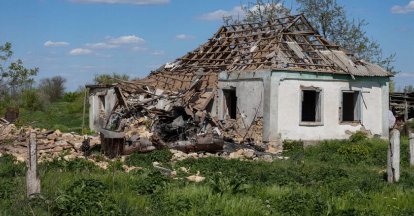 Dom zniszczony przez rosyjski ostrzał w rejonie Chersonia, 10 maja 2022 r. Fot. Tatiana Kozak, Grati