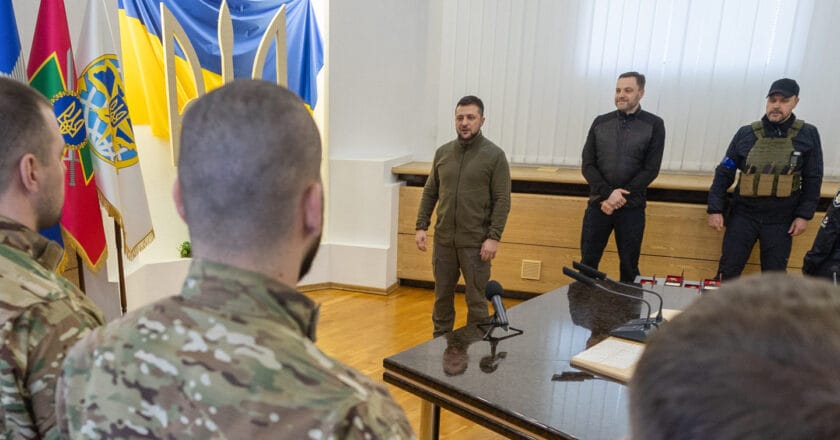 Prezydent Wołodymyr Zełenski wręcza odznaczenia żołnierzom w Kijowie Fot. Fotoreserg/Depositphotos