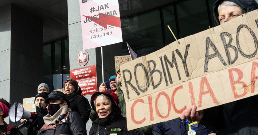 Demonstracja solidarności z Justyną Wydrzyńską pod sądem w Warszawie Fot. Jakub Szafrański