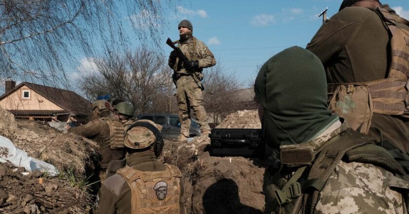 Ukraińskie wojsko na pozycjach w okolicach miejscowości Łukaszi. Fot. Oles_Navrotskyi/Depositphotos