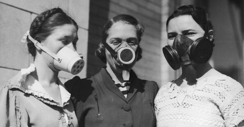 Przymiarka masek przeciwpyłowych w latach trzydziestych w USA. Fot. Bert Garai/Keystone/Wikimedia Commons