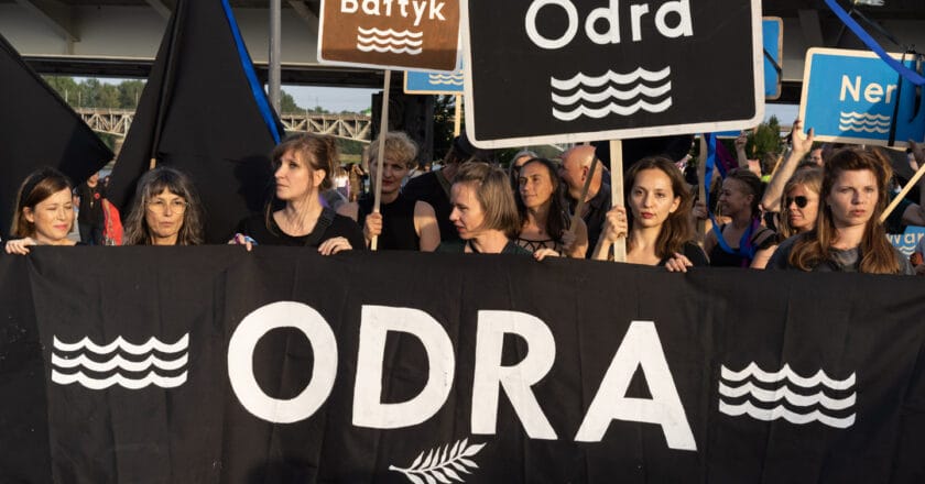 Marsz żałobny dla Odry na bulwarach wiślanych w Warszawie. Fot. Jakub Szafrański