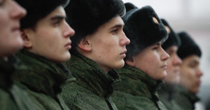 Szkolenie nowych rekrutów w rosyjskim wojsku. Fot. infopro64ru/flickr.com
