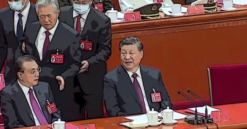 Były prezydent Chin Hu Jintao wyprowadzany z sali podczas głosowania nad zmianą konstytucji i trzecią kadencja dla XI Jinpinga. Fot. TheGuardian.com/ed. KP
