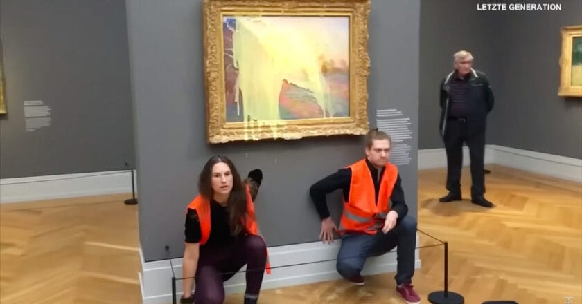Osoby aktywistyczne oblewają zupą obraz Moneta w niemieckiej galerii. Fot. Inside Edition/YouTube.com