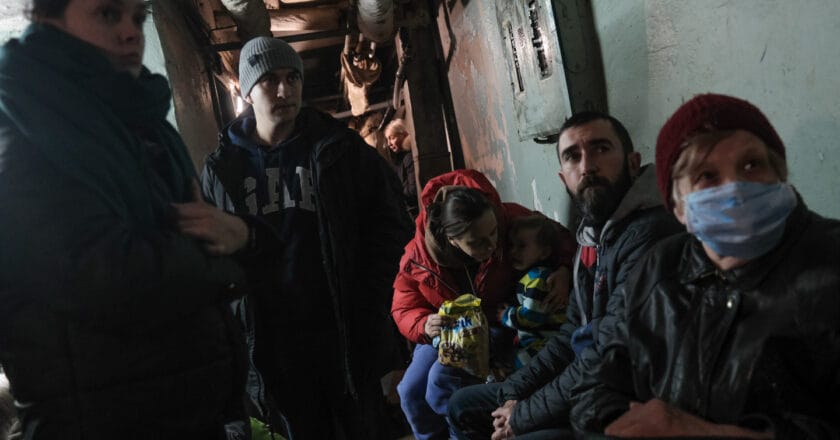 Mieszkańcy i mieszkanki Kijowa w schronie bombowym. Fot. Oles_Navrotskyi/Depositphotos