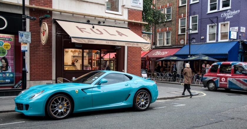 Luksusowe auto na ulicach Londynu. Fot. albertizeme/flickr.com