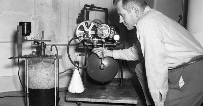 Maszyna do kontrolowanej fermentacji z połowy XX wieku. Fot. Cushing Memorial Library