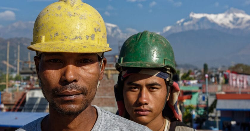 Nepalscy budowlańcy z miasta Pokhara. Fot. Marcel Crozet/ILO