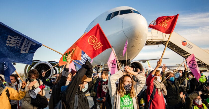 Aktywistki klimatyczne blokują samolot na lotnisku pod Paryżem. Fot. Stay Grounded/flickr.com