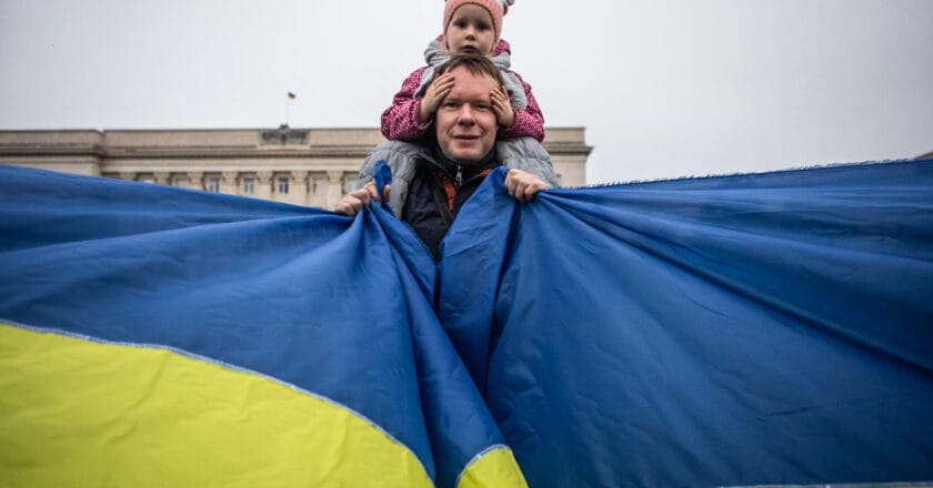 Mężczyzna z dzieckiem w Chersoniu. Fot. Yevhenii Zavhorodnii/UNDP Ukraine