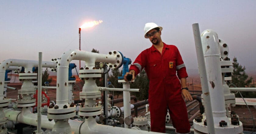 Rafineria ropy pod Bagdadem. Fot. ILO/Apex Image