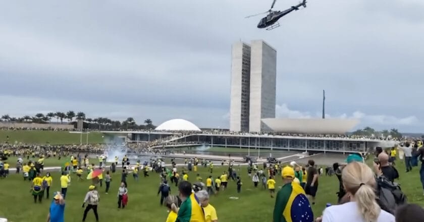 Tłum atakujący budynki parlamentu w Brazylii. Fot. Guardian News/Youtube.com