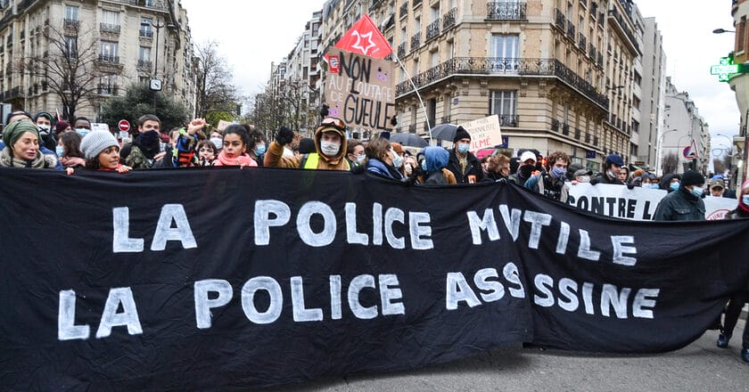 Demonstracja przeciwko brutalności policji w Paryżu w 2020 roku. Fot. Jeanne Menjoulet/flickr.com