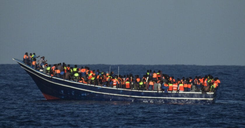 Łódź z migrantami przechwycona przez statek ratunkowy na Morzu Śródziemnym. Fot. Óglaigh na hÉireann/flickr.com