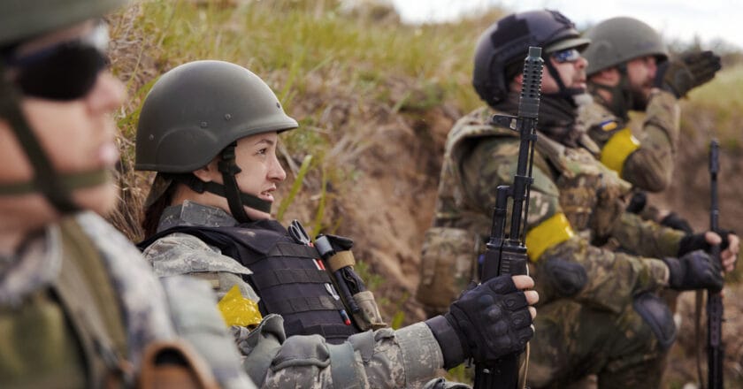 Żołnierka Ukraińskiej Obrony Terytorialnej. Fot. 
Territorial Defence Forces of Ukraine/flickr.com