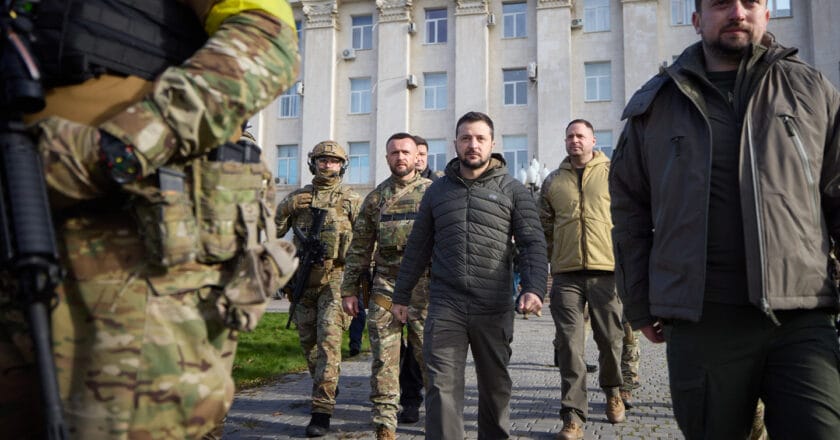 Wołodymyr Zełenski w otoczeniu wojskowych. Fot. President Of Ukraine