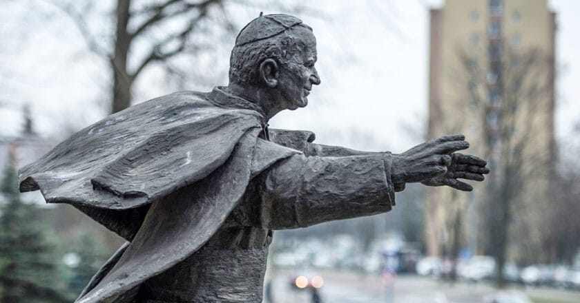 Pomnik Jana Pawła II w krakowskiej Nowej Hucie. Fot. Mazur/catholicnews.org.uk