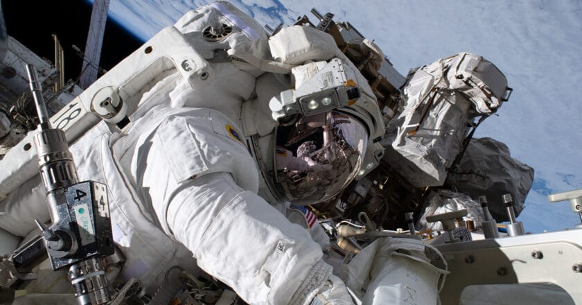 Astronautka NASA podczas spaceru w przestrzeni kosmicznej. Fot. NASA Johnson