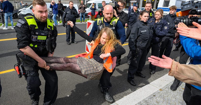Interwencja policji wobec aktywistki ruchu Letzten Generation. Fot. Stefan Müller/Flickr.com