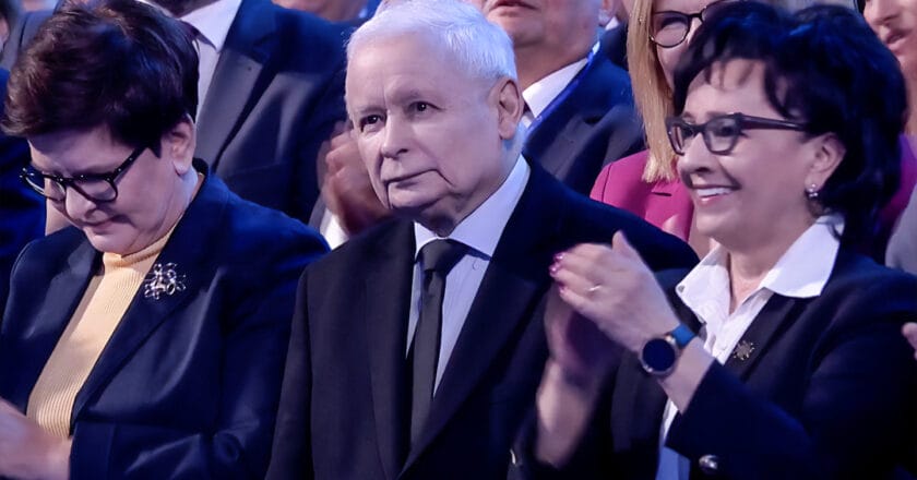 Jarosław Kaczyński witany na konwencji programowej Prawa i Sprawiedliwości. Fot. facebook.com/pisorgpl