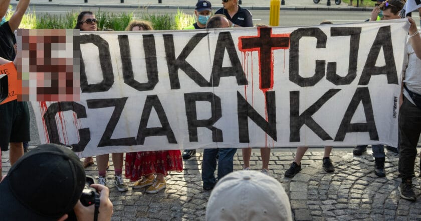 Protest pod Ministerstwem Edukacji Narodowej w 2021 roku. Fot. Jakub Szafrański
