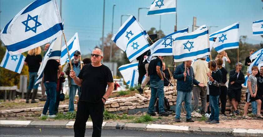 Izraelczycy protestujący przeciwko reformie sądownictwa. Fot. Adam Cohn/Flickr.com