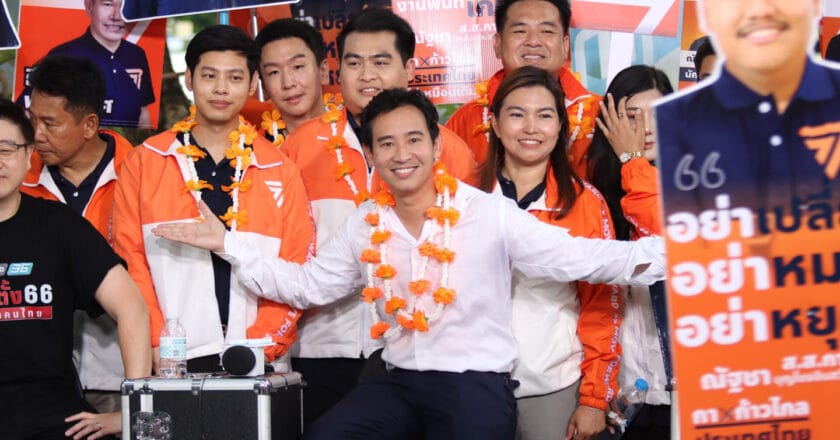 Kandydaci i kandydatki partii Move Forward świętują sukces wyborczy. Fot. Prachatai/Flickr.com