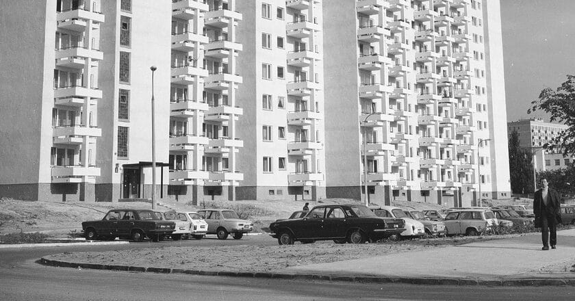 Bloki mieszkalne między ul. Dziką i ul. Inflancką w Warszawie w 1977 roku. Fot. Grażyna Rutowska/Narodowe Archiwum Cyfrowe